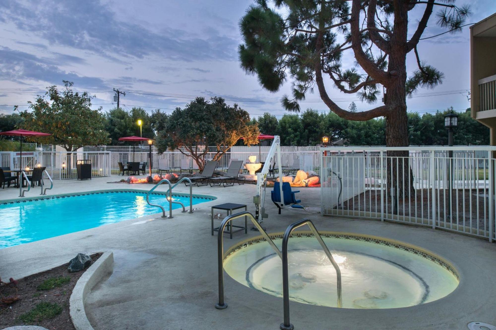 Courtyard By Marriott Oxnard/Ventura Hotel Exterior photo